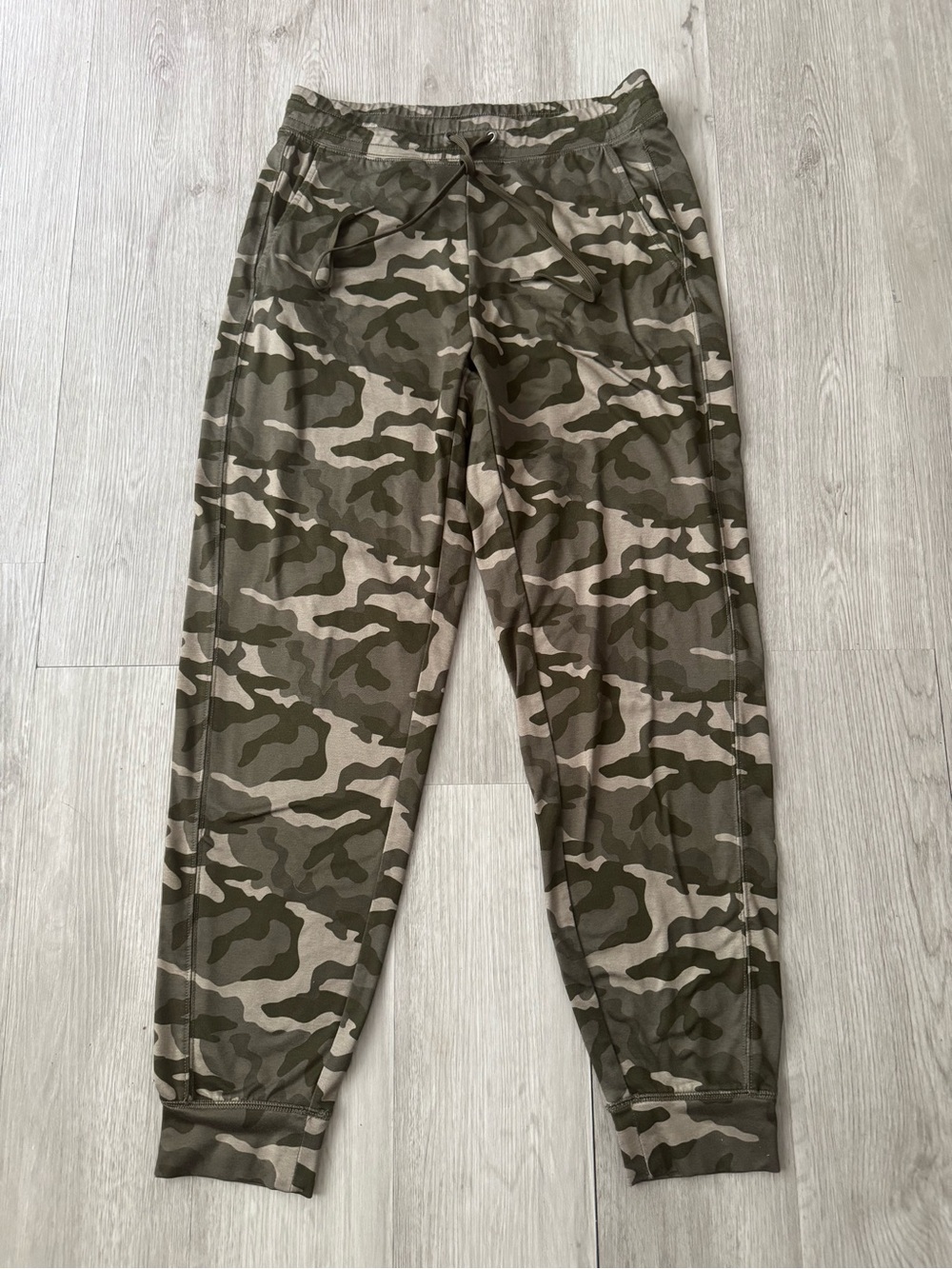 American Eagle Women’s Green Camo Camouflage Joggers Front Pockets Size Small
